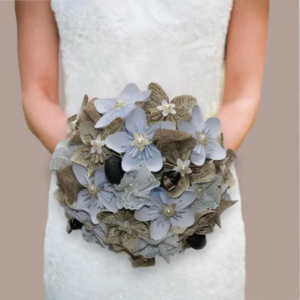 Bouquet de mariée original en fleurs de papier journal recyclé pour un mariage sur le thème de la moto