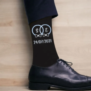 chaussettes noires de mariage personnalisees avec initiales blanches portees a la cheville