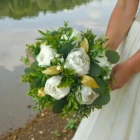 bouquet-de-mariee-douceur-en-petales-jpg