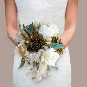 Bouquet de mariée évasé avec hortensias blancs éternels en crépon et fleurs séchées, style bohème et romantique