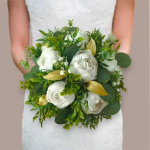 Bouquet de mariée élégant avec des pivoines blanches éternelles en crépon, parfait pour un mariage romantique et durable.