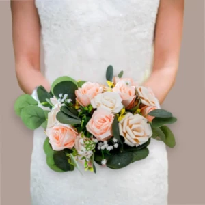 Bouquet de mariée élégant avec roses éternelles en papier et en satin couleur corail et abricot, parfait pour mariage romantique et bohème