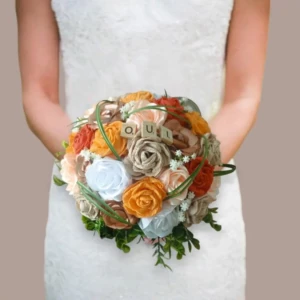 bouquet de mariée élégant avec des roses éternelles en papier et en satin aux couleurs corail, orange et terracotta