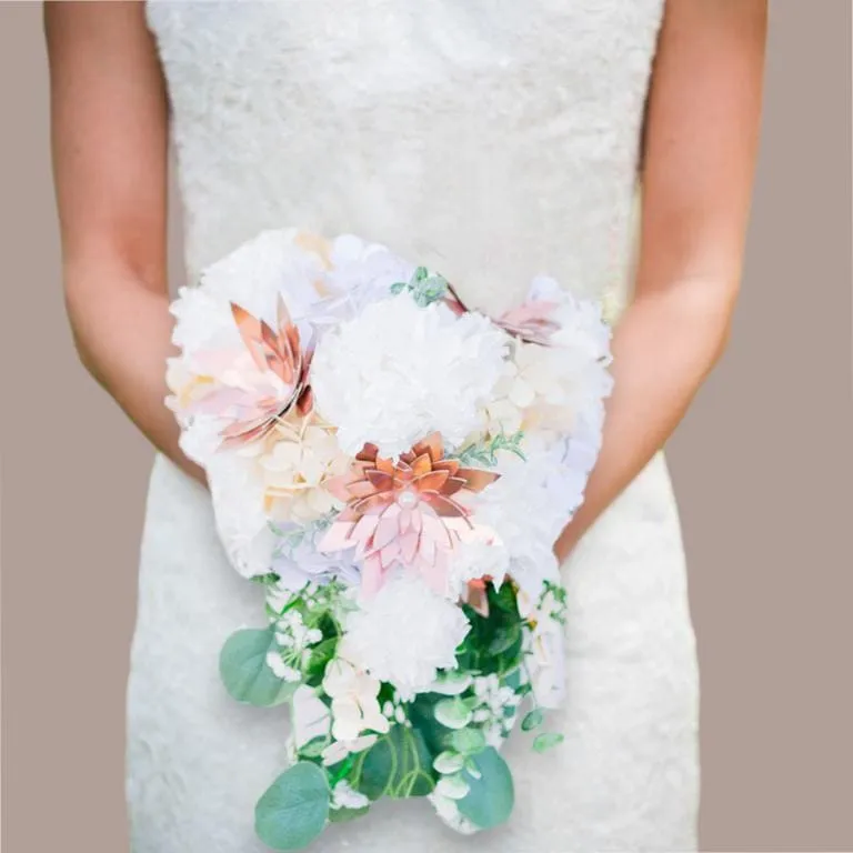 bouquet-mariee-hortensias-eternels-blanc-rose-gold Bouquet de mariée éternel composé d'hortensias blancs et de détails rose gold, création artisanale en papier