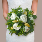 Bouquet de mariée fait main composé de pivoines blanches éternelles en papier crépon.