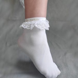 chaussettes blanches personnalisees pour la mariee avec dentelle