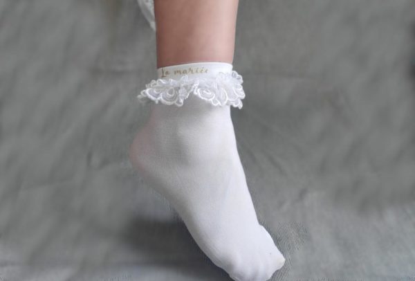 chaussettes blanches personnalisees pour la mariee avec dentelle