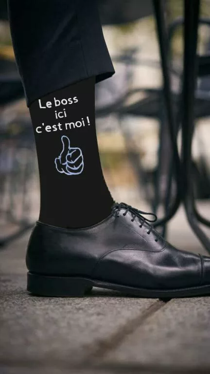 chaussettes personnalisées le boss c'est moi chaussettes noires personnalisees ideales comme cadeau pour homme