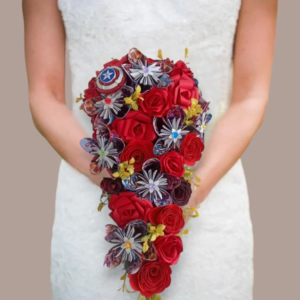 bouquet de mariee elats de comics en cascade avec des fleurs origami et des roses eternelles pour le theme de mariage marvel comics