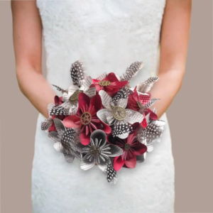 bouquet de mariee lueur de romance bouquet de mariee origami steampunk fleurs en papier en etoile rouge et blanc avec decoration de plumes personnalisable selon le theme de mariage