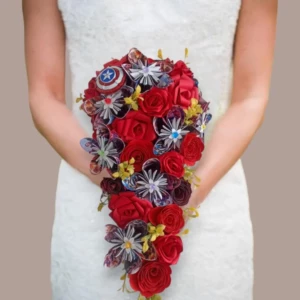 Bouquet de mariée tombant en cascade composé de fleurs en papier sur le thème Marvel et super héros pour un mariage original et geek.