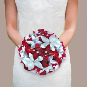 Bouquet de mariée en fleurs éternelles en papier rouge et blanc, création artisanale élégante pour mariage romantique.