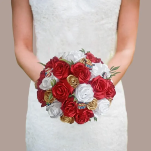 Bouquet de mariée original Circus Floral composé de roses éternelles en satin rouge, blanc et doré