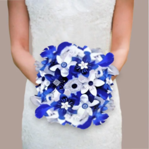 bouquet de mariee eternite de fleurs bouquet de mariee origami theme jean s et dentelle fleurs en étoile bleues et blanches avec decoration en strass, plumes et perles personnalisable pour tout theme de mariage