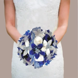 Bouquet de mariée sur le thème de l’hiver avec fleurs en papier bleu roi et ivoire décoré de strass scintillants