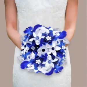 Bouquet de mariée élégant avec fleurs en papier origami bleu et blanc, parfait pour un mariage original et fait main