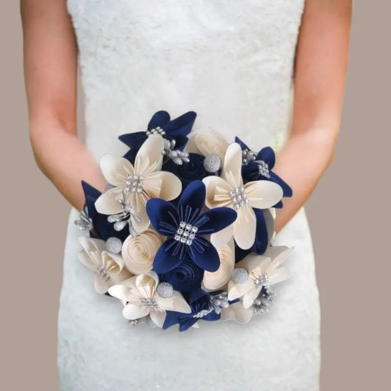bouquet-mariee-fleurs-papier-origami-bleu-roi-ivoire Bouquet de mariée original en fleurs de papier origami bleu roi et ivoire fait main