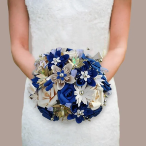 Bouquet de mariée éternel en fleurs de papier origami bleu roi, doré et ivoire fait main par IdeaLisa