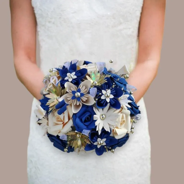 bouquet-mariee-origami-bleu-roi-dore-ivoire Bouquet de mariée éternel en fleurs de papier origami bleu roi, doré et ivoire fait main par IdeaLisa