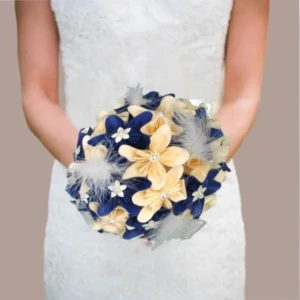 Bouquet de mariée en fleurs en papier ivoire et bleu roi décoré de plumes, fait main et élégant pour mariage