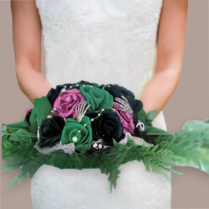 bouquet de mariee harmonie eternelle bouquet de mariee sur le Noel de mr jack bouquets de fleurs roses en feutrine noir vert et vloet avec decoration en mains de squelette selon le theme de mariage de l etrange noel de mr jack