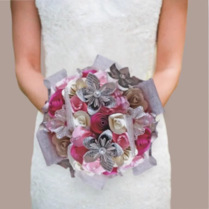 bouquet de mariee brise florale fleurs en papier rose et creme et pages de livre avec decoration en dentelle ideal pour tout theme de mariage