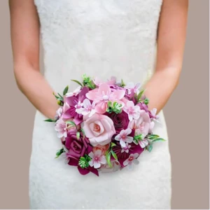 Bouquet de mariée élégant avec fleurs en papier rose et framboise, fait main et décoratif pour mariage romantique
