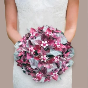 Bouquet de mariée en papier fuchsia avec fleurs en dentelle, bouquet artisanal unique pour mariage romantique