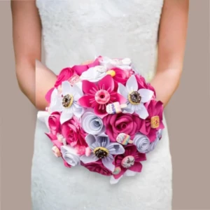 Bouquet de mariée en papier fuchsia sur le thème de la gourmandise avec fleurs artisanales colorées