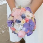 bouquet-de-mariee-roses-en-papier-crepon-parme-et-rose-pastel-600x600