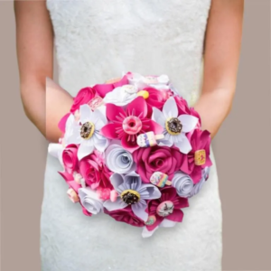 Bouquet de mariée fuchsia en papier fait main sur le thème de la gourmandise