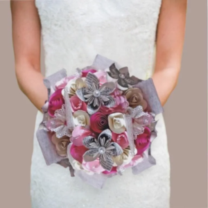 Bouquet de mariée en fleurs de papier journal vintage rose et dentelle fait main