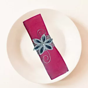 rond de serviette strass et fleur en satin gris ideal comme marque place de mariage et decoration de mariage