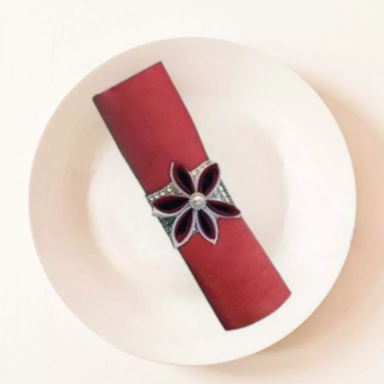 rond de serviette strass et fleur en satin rouge ideal pour une decoration de mariage ou comme marque place de mariage