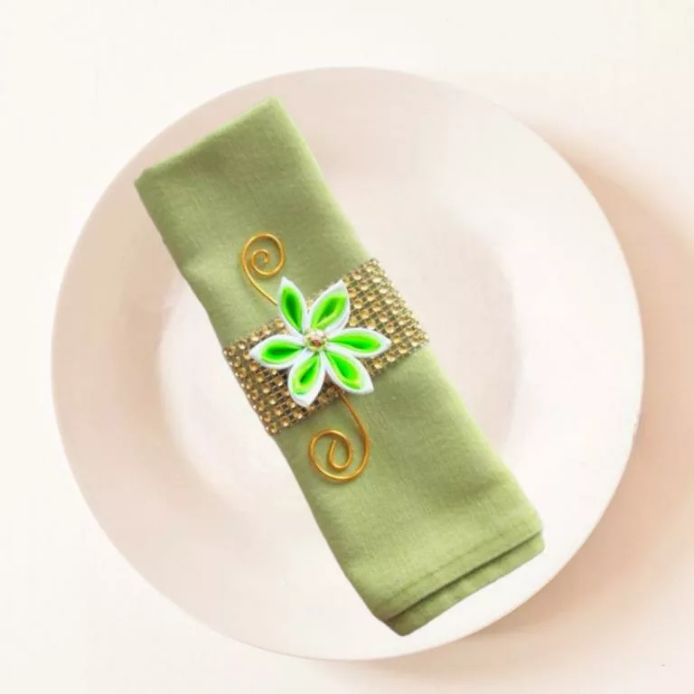 rond de serviette strass et fleur en satin vert ideal pour une decoration de mariage