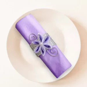 rond de serviette strass et fleur en satin parme ideal comme marque place et decoration de mariage