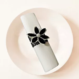 rond de serviette strass et fleur en satin noir ideal pour une decoration de mariage