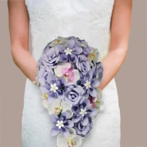 bouquet de mariée cascade avec fleurs en papier violet et orchidées blanches, élégant et romantique pour mariage