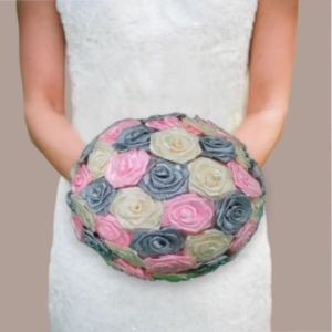 bouquet de mariee etreinte florale bouquet de mariee origami boule en satin avec des roses en satin fleurs personnalisées selon le theme de mariage