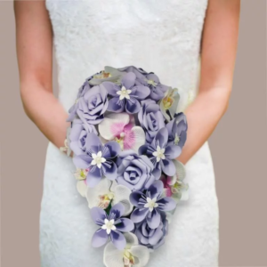 bouquet de mariee melodie des fleurs bouquet de mariee origami parme tombant en cascade fleurs en étoile, roses en papier et orchidées pour tout theme de mariage