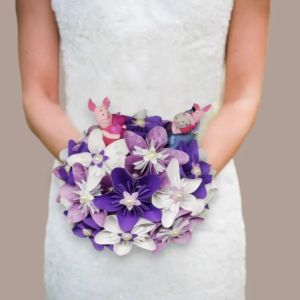 bouquet de mariee paradis en petales bouquet de fleurs en papier parme et blanc avec les figurines de winny l'ourson ideal pour ce theme de mariage