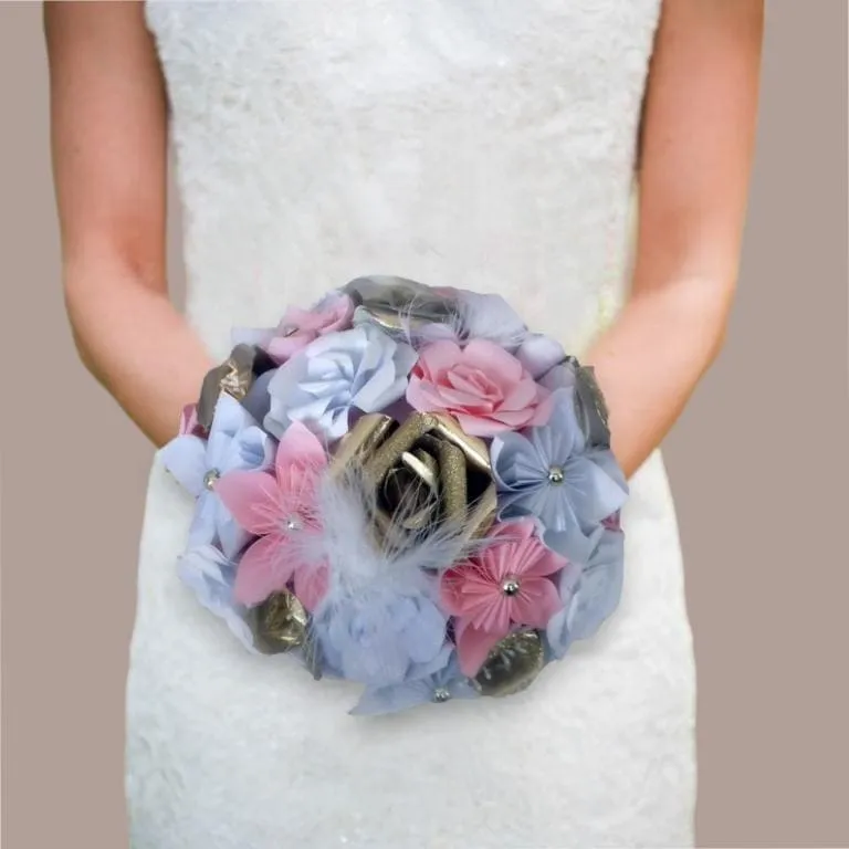 bouquet-mariee-fleurs-papier-rose-blanc-dore-lumiere-florale Bouquet de mariée éternel en fleurs de papier fait main "Lumière Florale", aux teintes rose poudré, blanc et d'éléments dorés.