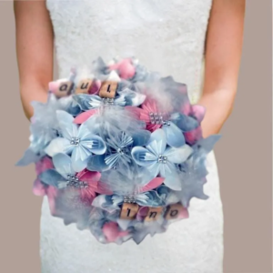 Bouquet de mariée original en fleurs de papier rose et blanc avec plumes
