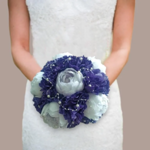 Bouquet de mariée rond en pivoines éternelles et fleurs stabilisées violets et blancs, fait main par IdeaLisa