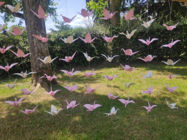 guirlandes de grues rose et ivoire