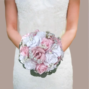 bouquet de mariee brise de mariee bouquet de mariee rose diamant avec des fleurs rose en papier et des roses en satin et une decoration en diamant à personnaliser selon le thème de mariage