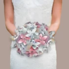 bouquet-de-mariee-fleurs-en-papier-rose-et-blanc
