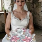 bouquet-de-mariee-fleurs-en-papier-rose-et-blanc-600x600 (1)