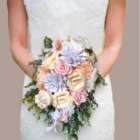 bouquet-de-mariee-romantique-personnalise-en-fleurs-eternelles-roses-ivoire-et-feuillage-vert