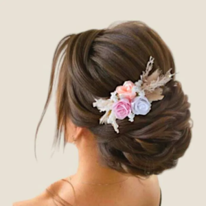 accessoire cheveux mariee boheme en fleurs sechees et satin sur chignon bas